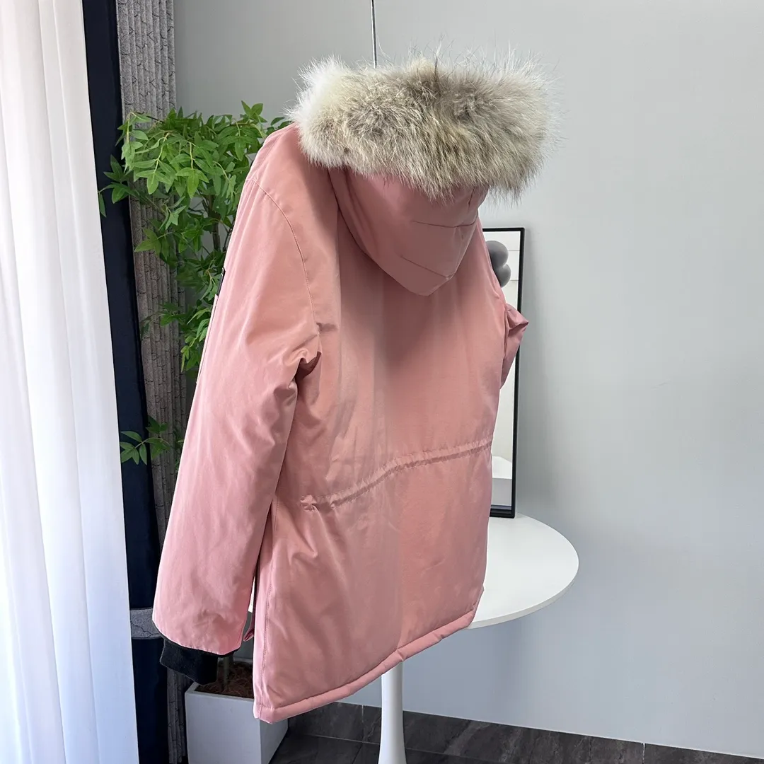 P700 CANADA GOOSE｜Canada Goose Expedition Parka｜Classic upgrade New 08 style Color: graphite gray, off-white, black, pink, navy blue, sky blue, Size: XS, S, M, L, XL, XXL, Product introduction Loose fit, multi-pocket design Larger size for free movement. 6 exterior pockets: 4 reversible front pockets, zippered side entry. There is a practical pocket on the left sleeve and a top pocket on the right sleeve. There is a drawstring on the inside of the waist and a logo patch on the back. The waist is designed with an inside drawstring, which can be adjusted to provide excellent warmth. Woven grab straps at upper back with “Expedition” logo patch • Hood with removable zipper trim, interchangeable hood trim for personalization and added protection (this jacket is not available with the classic hood trim) • Chin protection element has a tricot inner fabric for softness and comfort • Woven grab straps at upper back with “Expedition” logo patch • Internal drawstring at the waist, adjustable to provide excellent warmth •Snap-in rib knit cuffs for added comfort and optimal heat locking in •Stylish hanging inner straps allow the jacket to be carried over the shoulder, hands-free •Stowaway nylon stretch snow skirt for added protection •Two-way zipper covered fly with Velcro® snaps that unzips from the bottom for increased range of motion and breathability. A windproof fly is designed under the zipper for an extra layer of protection. • 6 exterior pockets: 4 two-way pockets on the front with top flap and Velcro® snaps, and zippered side entry. Utility pockets on left sleeve and right sleeve with top flap and velcro® snaps Internal pockets: 1 zipped pocket, 2 mesh drop-in pockets Embroidered Canada Goose logo